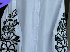 Вишита сорочка з квітковим візерунком